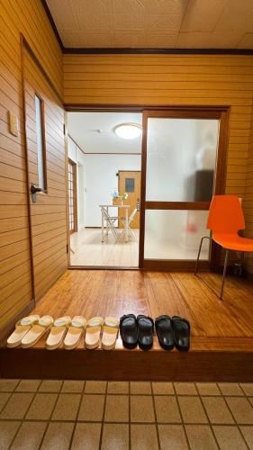 Japanese Western 2 Bedroom - 5 Min from Teradacho Station - Sleeps 5