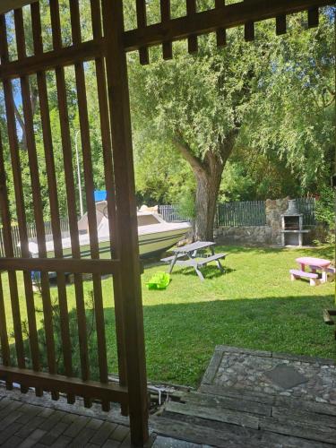 a view of a park with a picnic table and a bench at KAPITAŃSKA 88 - 3 min pieszo do plaży in Chłopy