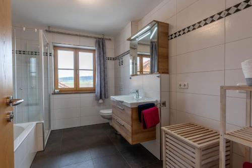 a bathroom with a sink and a toilet and a shower at Kramerhof - Ferienwohnung Zugspitze in Aufhofen