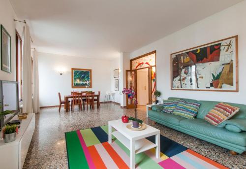 sala de estar con sofá verde y mesa en Ve-nice Suite Canal Grande SC1979, en Venecia