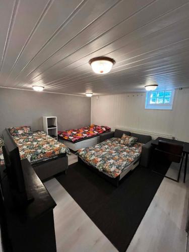 una habitación con tres camas y un sofá en The Hideout, en Estocolmo