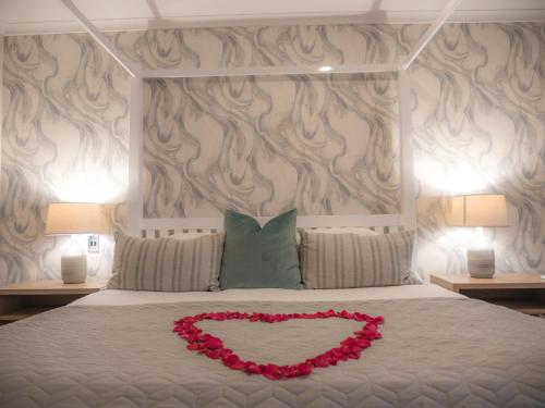 Una cama o camas en una habitación de The Kelway Hotel