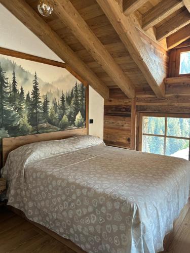 a bedroom with a bed with a painting on the wall at NUBERLAND nuovo alloggio appena ristrutturato e inaugurato in Gaby