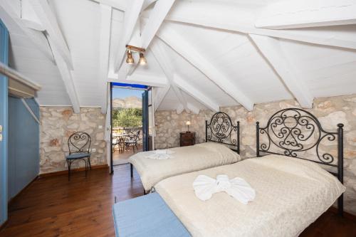 a bedroom with two beds in a room at Villa Demetra in Áyios Dhimítrios