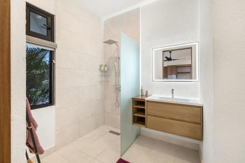 a bathroom with a sink and a shower at Villa Peuchere in Santa Cruz
