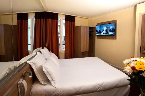 パリにあるホテル ドゥ フランス カルチェ ラタンのベッド1台、薄型テレビが備わるホテルルームです。