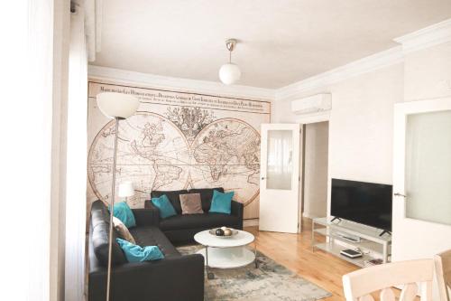 a living room with a couch and a tv at Mundo in Tudela