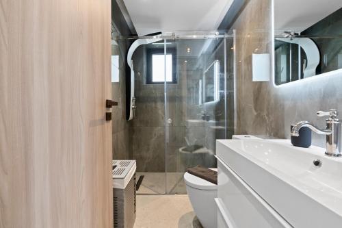 a bathroom with a shower and a toilet and a sink at Πασιθεα in Spartokhórion