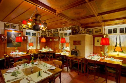 ein Restaurant mit Tischen und Stühlen in einem Zimmer in der Unterkunft Landgasthof zur Sonne in Wehr