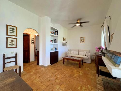 a living room with a couch and a ceiling fan at Villa Florineth in Simius