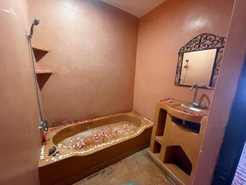 a bathroom with a tub and a sink at HOTEL RESTAURANT LA KaSBAH in Tinerhir