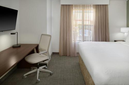 a hotel room with a bed and a desk and a chair at Residence Inn by Marriott Palo Alto Menlo Park in Menlo Park
