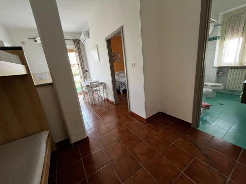 a living room with a tile floor and a toilet at B&B Torre del lago 2 in Foce Varano