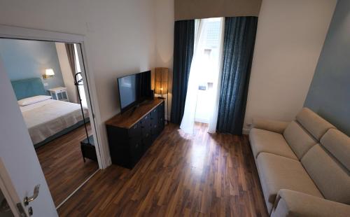 Wake up in Naples City Center 4 Guests