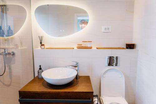 a bathroom with a bowl sink and a mirror at Oakville House - Kosmaj - Avala in Mala Ivanča