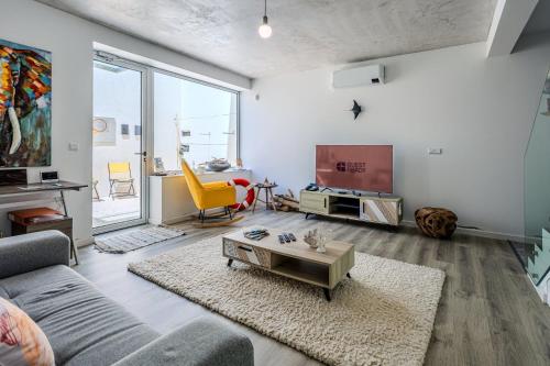 a living room with a couch and a table at GuestReady - Tranquil Oasis in Lagoa in Lagoa
