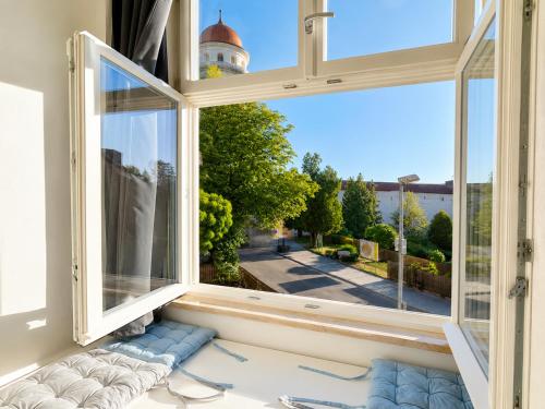 a room with a large window looking out onto a street at SCHEE Apartments - stilvolle & zentrale Wohnungen mit Privatparkplatz in Nördlingen