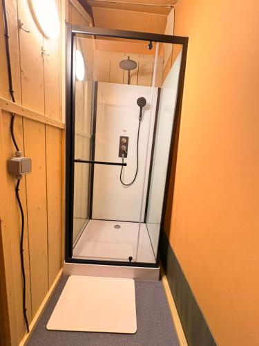 eine Dusche in einem Raum mit Glastür in der Unterkunft Anna Glamping in Fuen Negra