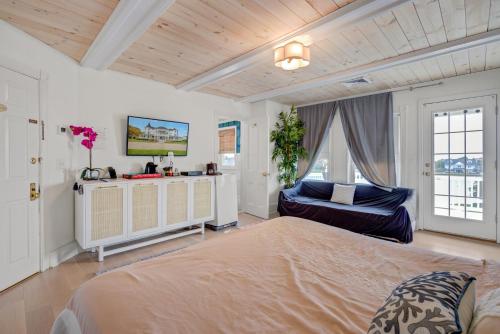 a bedroom with a large bed and a window at The Hewitt Wellington Hotel in Spring Lake