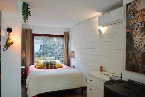 a small bedroom with a bed and a window at Escapade tropicale au Costa Rica in Profondeville