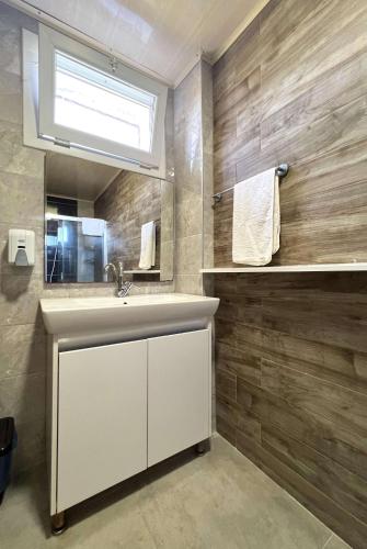 a bathroom with a sink and a mirror at Satsuma Butik Otel in Seferihisar