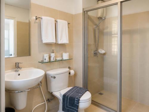 a bathroom with a toilet and a sink and a shower at Apartment Phuket Old Town Fast Wifi Netflix Pool Gym Cityview in Phuket