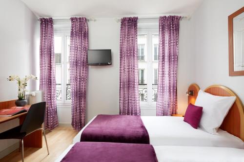 Cette chambre comprend un lit et un bureau. dans l'établissement Hôtel Viator, à Paris