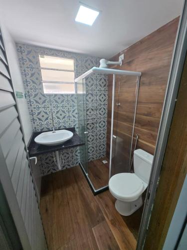 a small bathroom with a toilet and a sink at Apartamento quarto e sala em campo grande in Cariacica