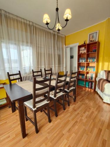 ein Esszimmer mit Tisch und Stühlen in der Unterkunft L'Eixida in Tremp