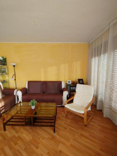 ein Wohnzimmer mit Sofa und Couchtisch in der Unterkunft L'Eixida in Tremp