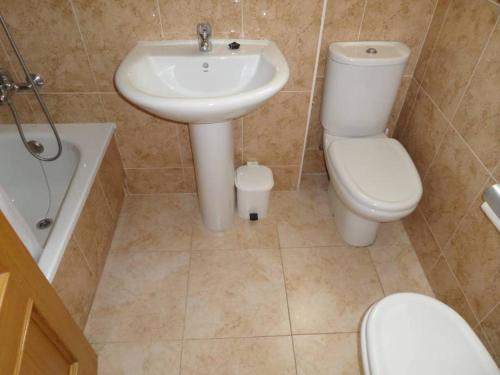 a bathroom with a toilet and a sink at Bali Apartamento in Benidorm