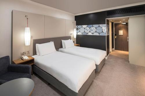 Un pat sau paturi într-o cameră la Crowne Plaza Stratford-upon-Avon by IHG