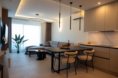 AMORIS - Luxury Penthouse with Private Rooftop & Jacuzzi