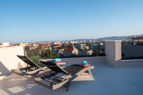 AMORIS - Luxury Penthouse with Private Rooftop & Jacuzzi