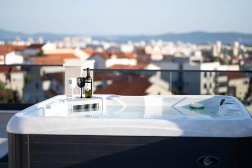 AMORIS - Luxury Penthouse with Private Rooftop & Jacuzzi