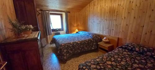 a bedroom with two beds and a window at La gerbe d'or in Saint Nicolas