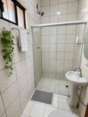 a bathroom with a shower and a sink at Apartamento no Centro da Cidade Nova in Marabá