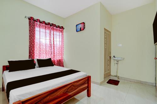 a bedroom with a bed with a red window at SPOT ON Deepla Grand in Warangal