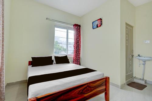 a bedroom with a large bed with a window at SPOT ON Deepla Grand in Warangal
