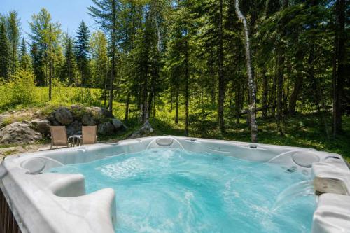 a hot tub in the middle of a forest at Chalet Chic et Spa - St-Come in Saint Come