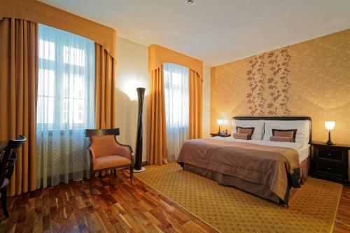 Una cama o camas en una habitación de SKARITZ Hotel & Residence