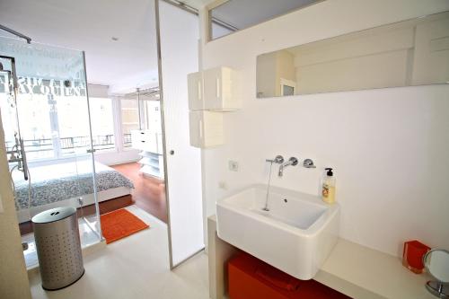 1 dormitorio y baño con lavabo. en Loft con vistas al Mar, en Alicante