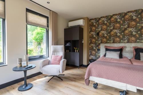 a bedroom with a bed and a chair at Bij Corine, bed en zorg in Altforst