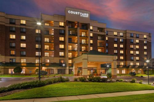 a rendering of the courtyard hotel at night at Courtyard by Marriott Bloomington Mall of America in Bloomington
