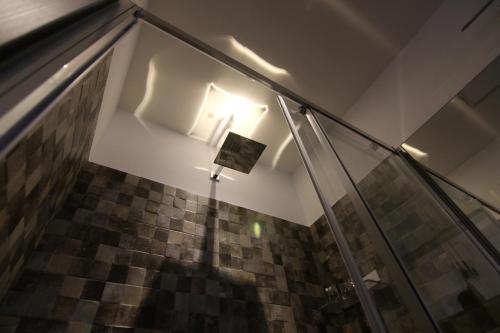 una habitación con una escalera de cristal con un cartel en la pared en Casa Dell'Artista, en Matera