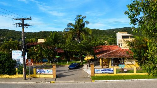 a street view of a town with a hotel at Pousada Palhocinha Garopaba in Garopaba