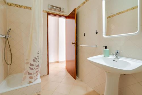 Rare 2 Suite Apt in the Historic Center - 110m to Beach