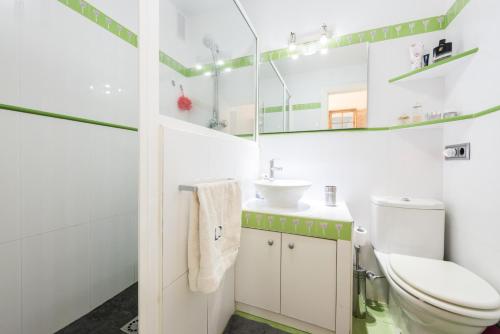マドリードにあるGeneral Peron Picassoのバスルーム(トイレ、洗面台、鏡付)