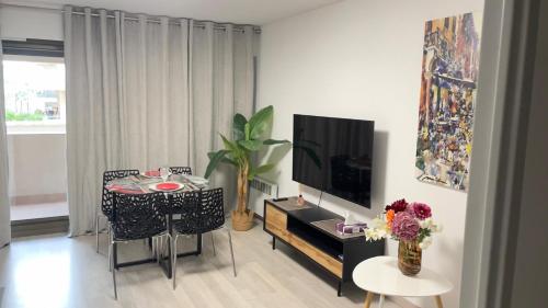 APPARTEMENT AVEC UNE LÉGÈRE VUE SUR La MER 40 MÈTRES DE LA PLAGE ET 250 MÈTRES DU CENTRE VILLE