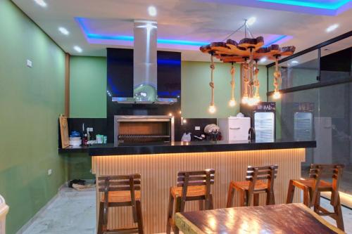 a restaurant with a bar with a table and chairs at Quinta Heluue in Ciudad del Este
